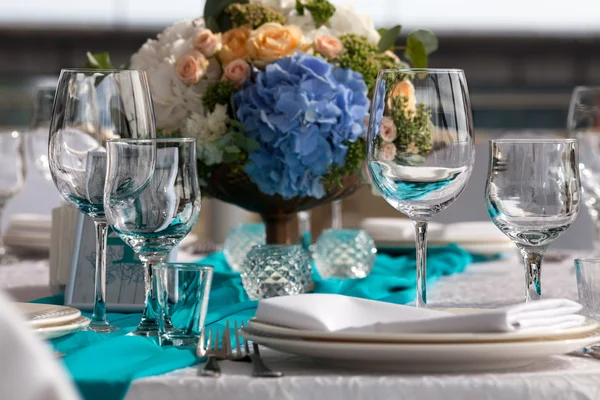 Elegancia mesa puesta para boda en turquesa — Foto de Stock