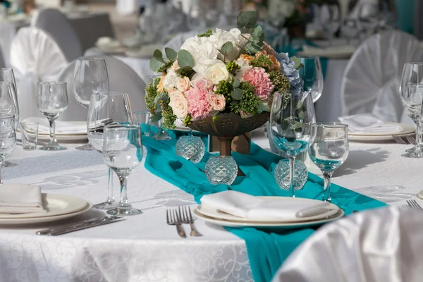 Esküvő a türkiz beállítása tábla elegancia — Stock Fotó