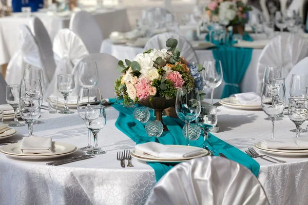 Елегантний стіл для весілля в бірюзовому — стокове фото