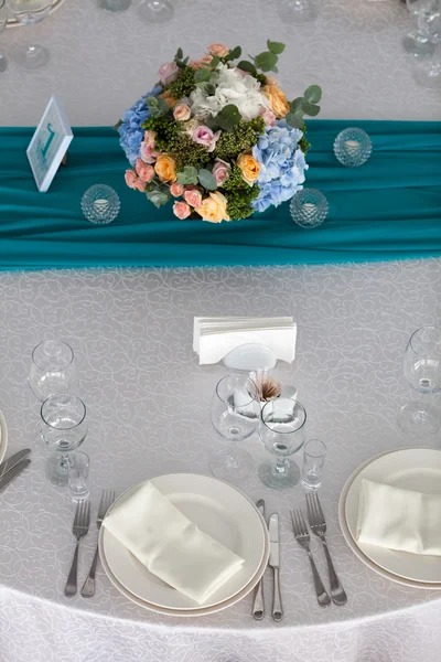 Mesa de elegância configurada para casamento em vista superior turquesa — Fotografia de Stock