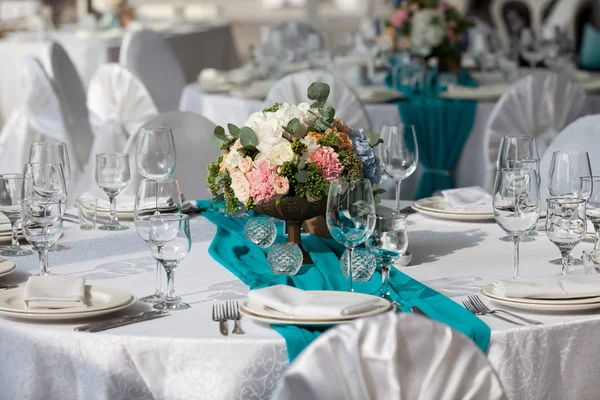 Elegancia mesa puesta para boda en turquesa — Foto de Stock