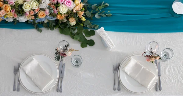 Елегантний стіл, створений для весілля в бірюзовому вигляді зверху — стокове фото