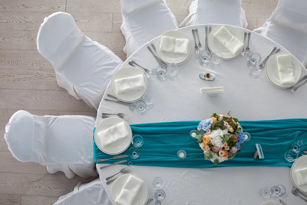 優雅なテーブルにターコイズ トップ ビューでの結婚式のセットアップ — ストック写真