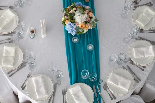 Елегантний стіл, створений для весілля в бірюзовому вигляді зверху — стокове фото