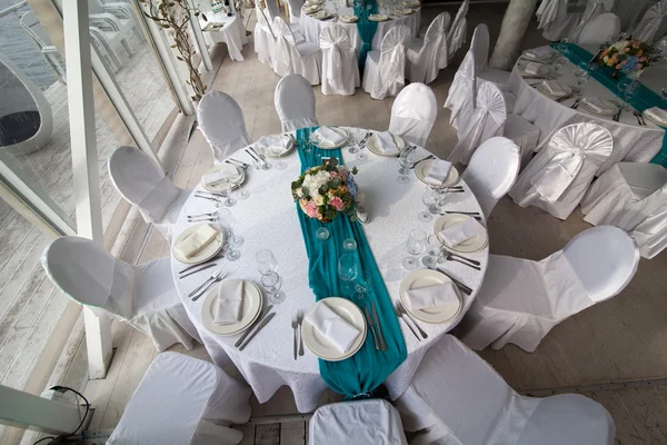 Elegancia mesa configurada para la boda en turquesa vista superior —  Fotos de Stock