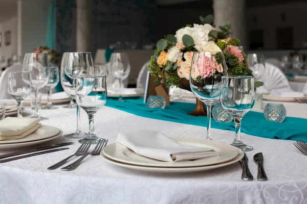 Table élégante mise en place pour le mariage en turquoise — Photo