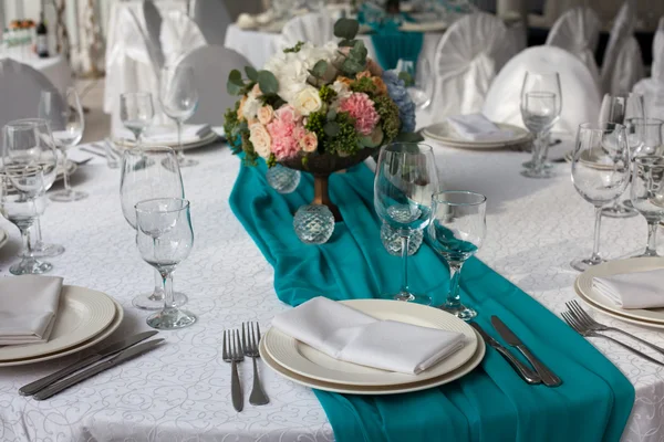 Table élégante mise en place pour le mariage en turquoise — Photo