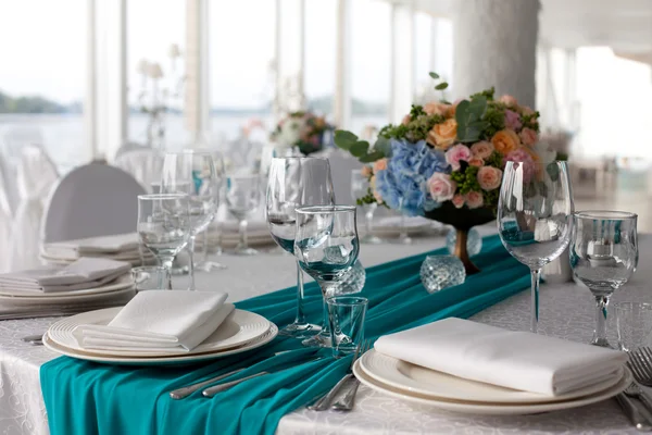 Elegancia mesa puesta para boda en turquesa —  Fotos de Stock