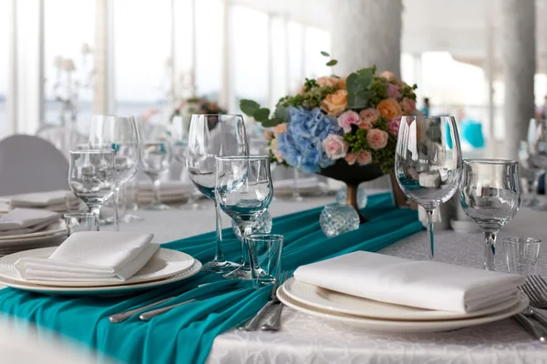 Elegancia mesa puesta para boda en turquesa — Foto de Stock