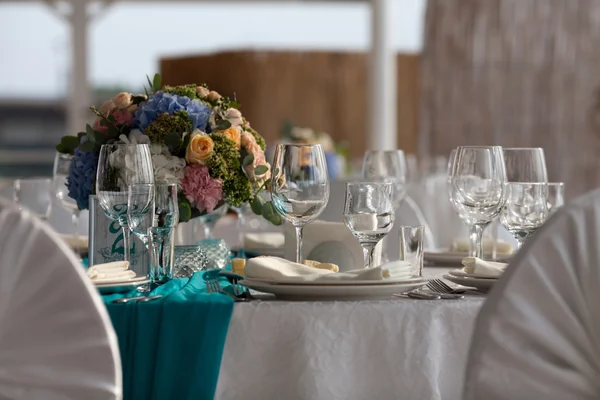 Elegantie tabel ingesteld voor bruiloft in turkoois — Stockfoto