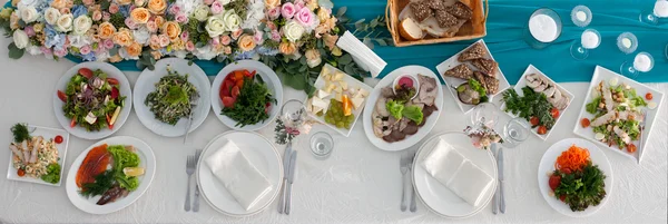 Apparecchiatura di tavola e insalata per un ricevimento nuziale vista dall'alto — Foto Stock