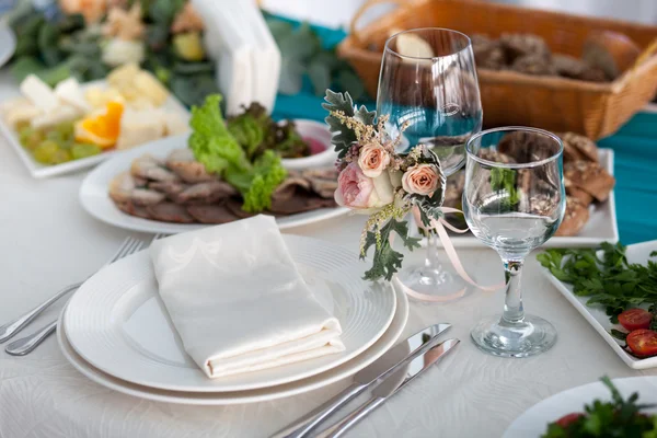 Conjunto de mesa e salada para uma recepção de casamento — Fotografia de Stock