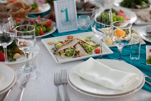 Conjunto de mesa e salada para uma recepção de casamento — Fotografia de Stock