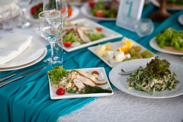 Conjunto de mesa e salada para uma recepção de casamento — Fotografia de Stock