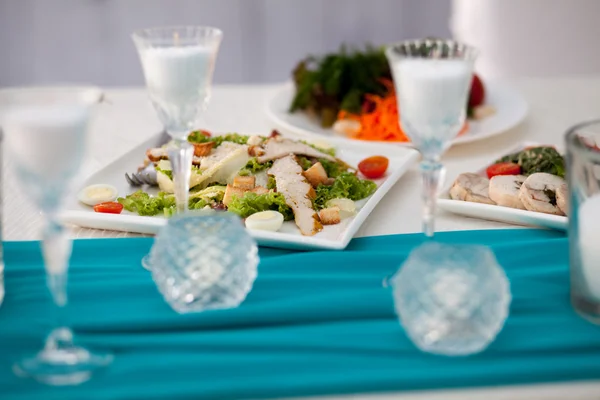 Conjunto de mesa e salada para uma recepção de casamento — Fotografia de Stock