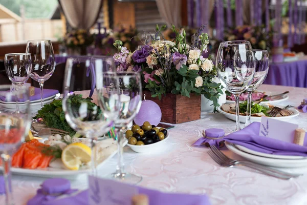 Bloemen en lege wijnglazen instellen in restaurant — Stockfoto