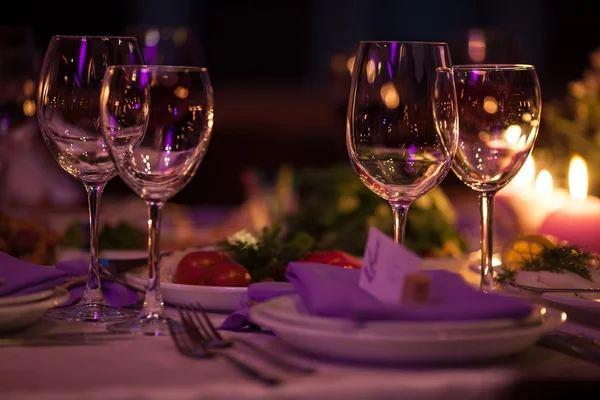 Verres à vin vides dans le restaurant — Photo