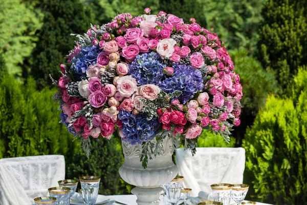 Cadre de table à une réception de mariage de luxe — Photo