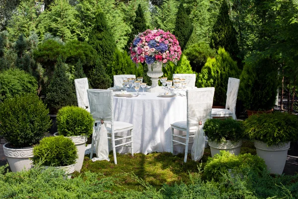 Tischdekoration bei einer luxuriösen Hochzeitsfeier — Stockfoto