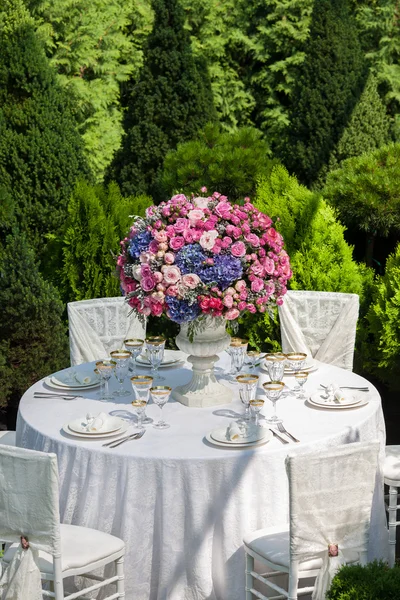 Apparecchiare la tavola ad un ricevimento di nozze di lusso — Foto Stock