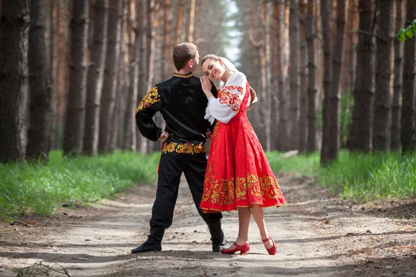 男人和女人在俄罗斯的民族服装 — 图库照片