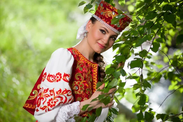 erkek ve kadın Rus ulusal giysileri içinde