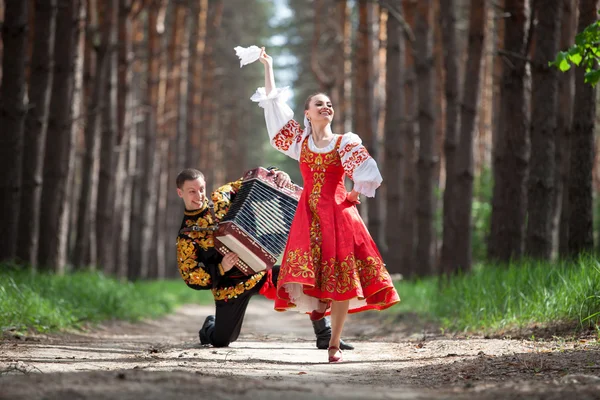 Мужчина и женщина в русской национальной одежде — стоковое фото