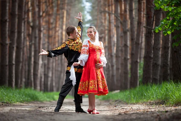 Uomo e donna in abiti nazionali russi — Foto Stock