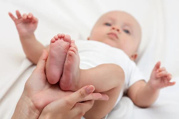 Bayi kaki dicengkeram ke tangan ibu — Stok Foto