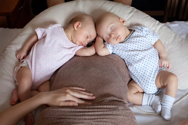 Two sleeping baby and mother at home — Stock Photo, Image