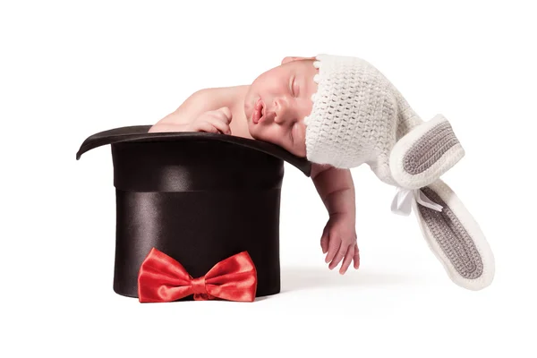 Söta söta baby i Stickad mössa med en kanin öron i silk hatten på den vita bakgrunden — Stockfoto