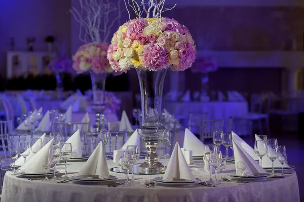 Cenário de mesa em uma recepção de casamento de luxo. Lindas flores na mesa. — Fotografia de Stock