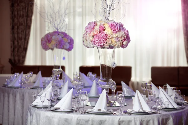 Asztalbeállítás egy luxus esküvői fogadáson. Gyönyörű virágok vannak az asztalon.. — Stock Fotó