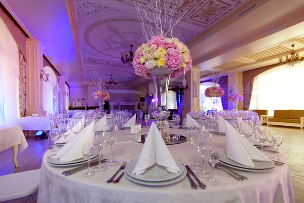 Ajuste de mesa en una recepción de boda de lujo. Hermosas flores sobre la mesa. — Foto de Stock