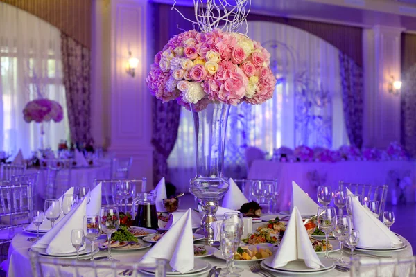 Tischdecken bei einer luxuriösen Hochzeitsfeier. Schöne Blumen auf dem Tisch. — Stockfoto