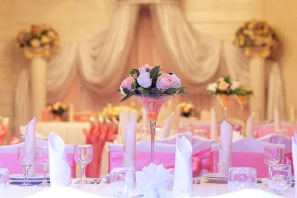 優雅なテーブルに結婚式のセットアップ — ストック写真