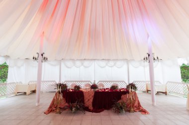 Lüks bir düğün resepsiyonunda masa hazırlıyorum. Masadaki güzel çiçekler.