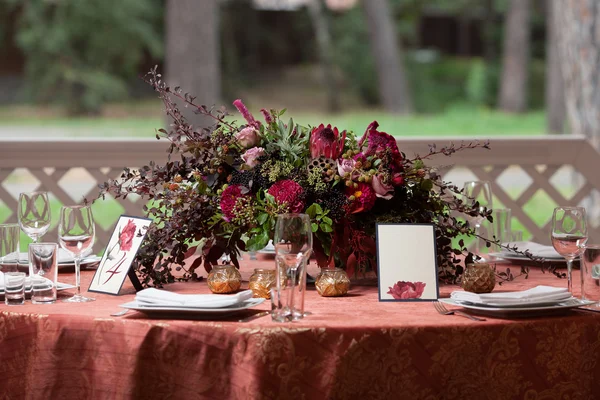 Cenário de mesa em uma recepção de casamento de luxo. Lindas flores na mesa. — Fotografia de Stock