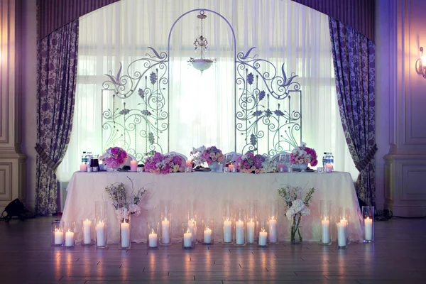 Dukning i en lyxig bröllopsreception. Vackra blommor på bordet. — Stockfoto