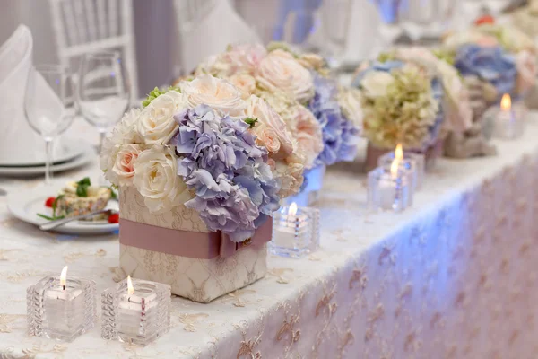 Ajuste de mesa en una recepción de boda de lujo. Hermosas flores sobre la mesa. — Foto de Stock