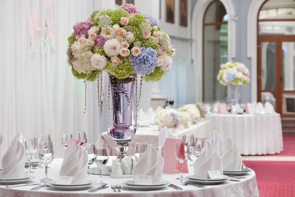 Cenário de mesa em uma recepção de casamento de luxo. Lindas flores na mesa. — Fotografia de Stock