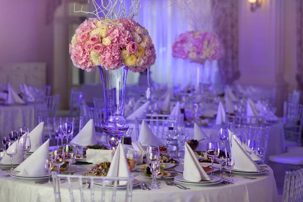 Tischdecken bei einer luxuriösen Hochzeitsfeier. Schöne Blumen auf dem Tisch. — Stockfoto