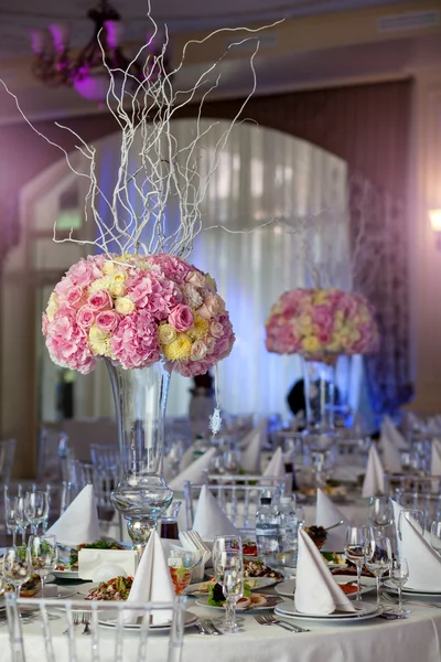Nastavení stolu na luxusní svatební hostině. Krásné květiny na stole. — Stock fotografie
