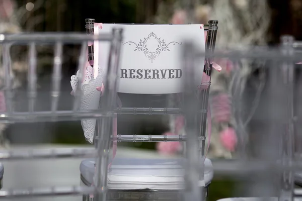 Sillas para ceremonia de boda con la palabra "reservado" al aire libre — Foto de Stock