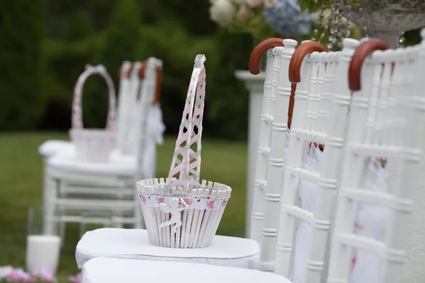 Basket with rose petals for wedding ceremony. Beautiful wedding set up. — Stock Photo, Image