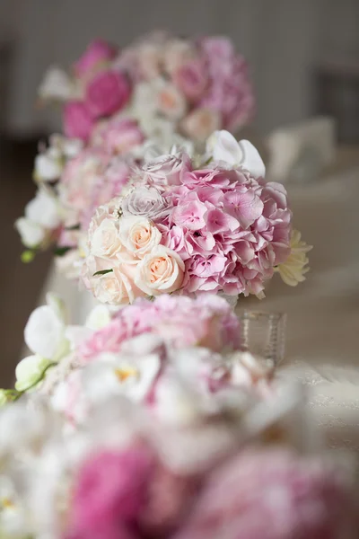 Fleurs dans un vase pour le mariage Images De Stock Libres De Droits