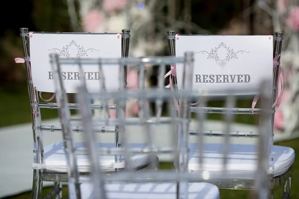 婚礼仪式与"保留这个词的椅子" 免版税图库照片