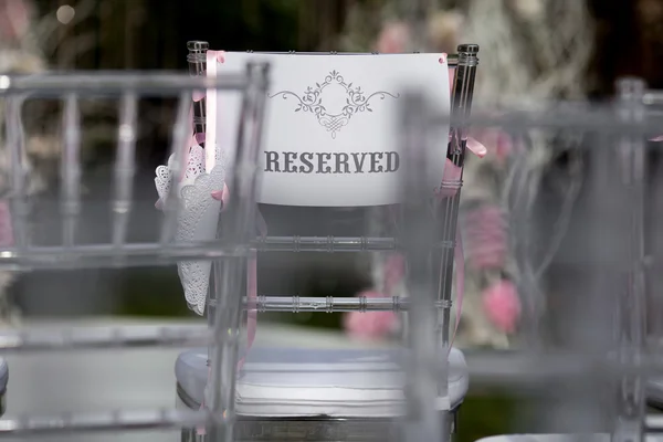 Chaises pour cérémonie de mariage avec le mot "réservé" extérieur Image En Vente