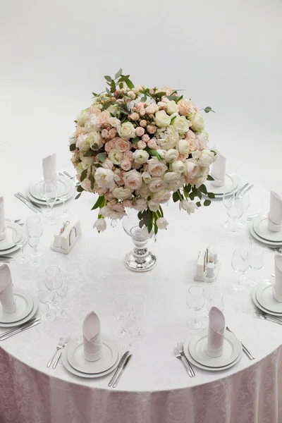 Обстановка столу на розкішному весільному прийомі. Красиві квіти на столі . — стокове фото