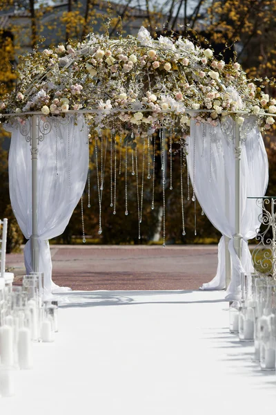 Hermoso arco en el jardín para la ceremonia de boda . — Foto de Stock